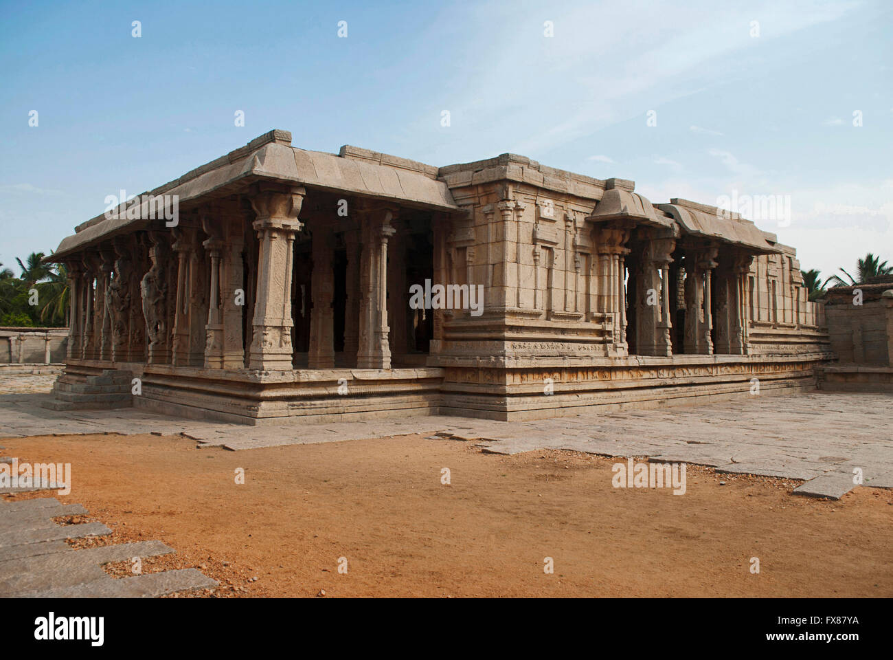 Vue extérieure complète de Kalyana Mandapa (salle des mariages) Divine. Temple Pattabhirama, Hampi, Karnataka, Inde. Vue depuis le sud-ouest Banque D'Images