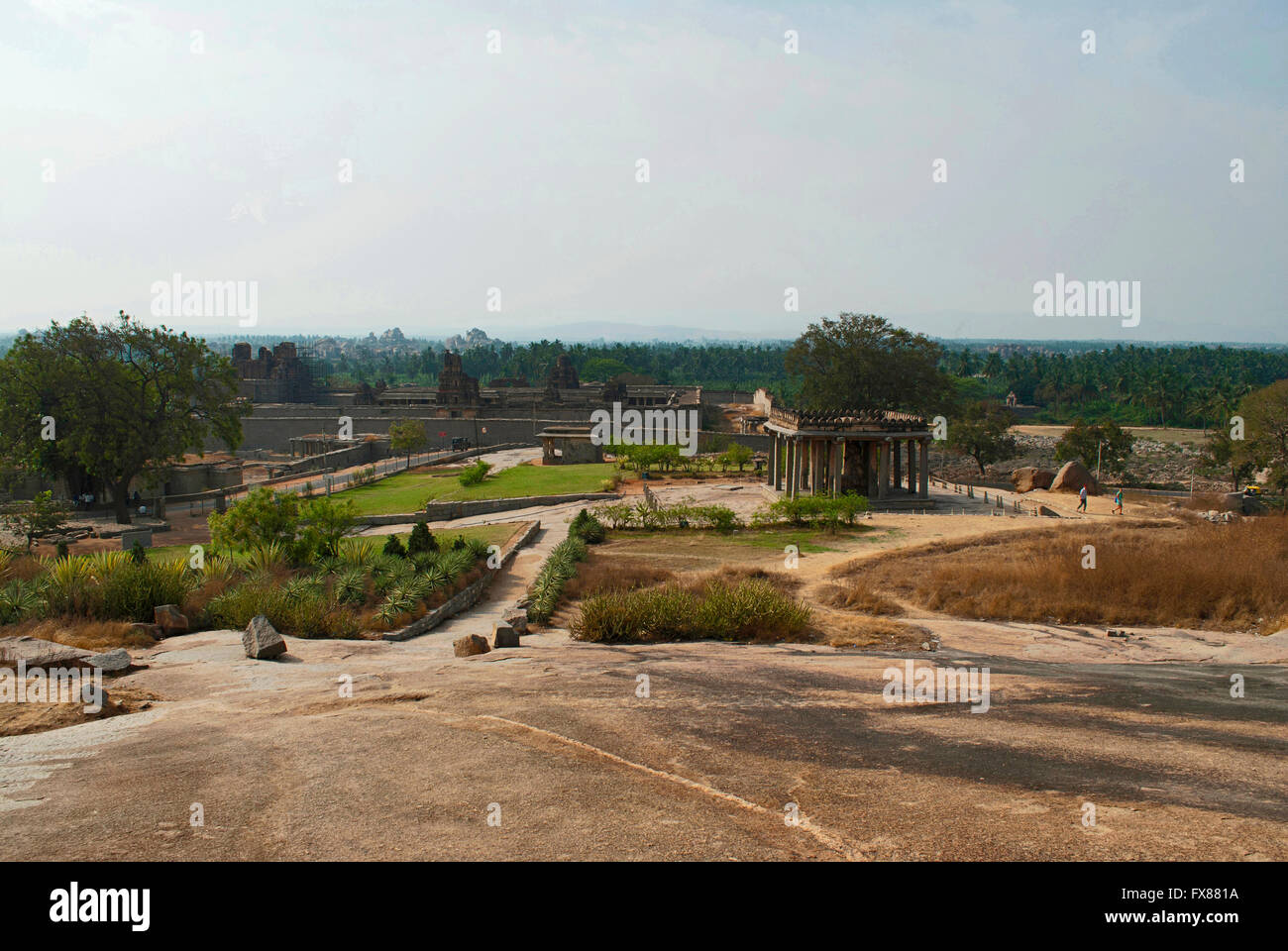 Vue depuis la colline de Hemkuta, Hampi, Karnataka, Inde. Centre sacré. Krishna temple dans la distance sur la gauche et Sasivekalu Ganesh Banque D'Images