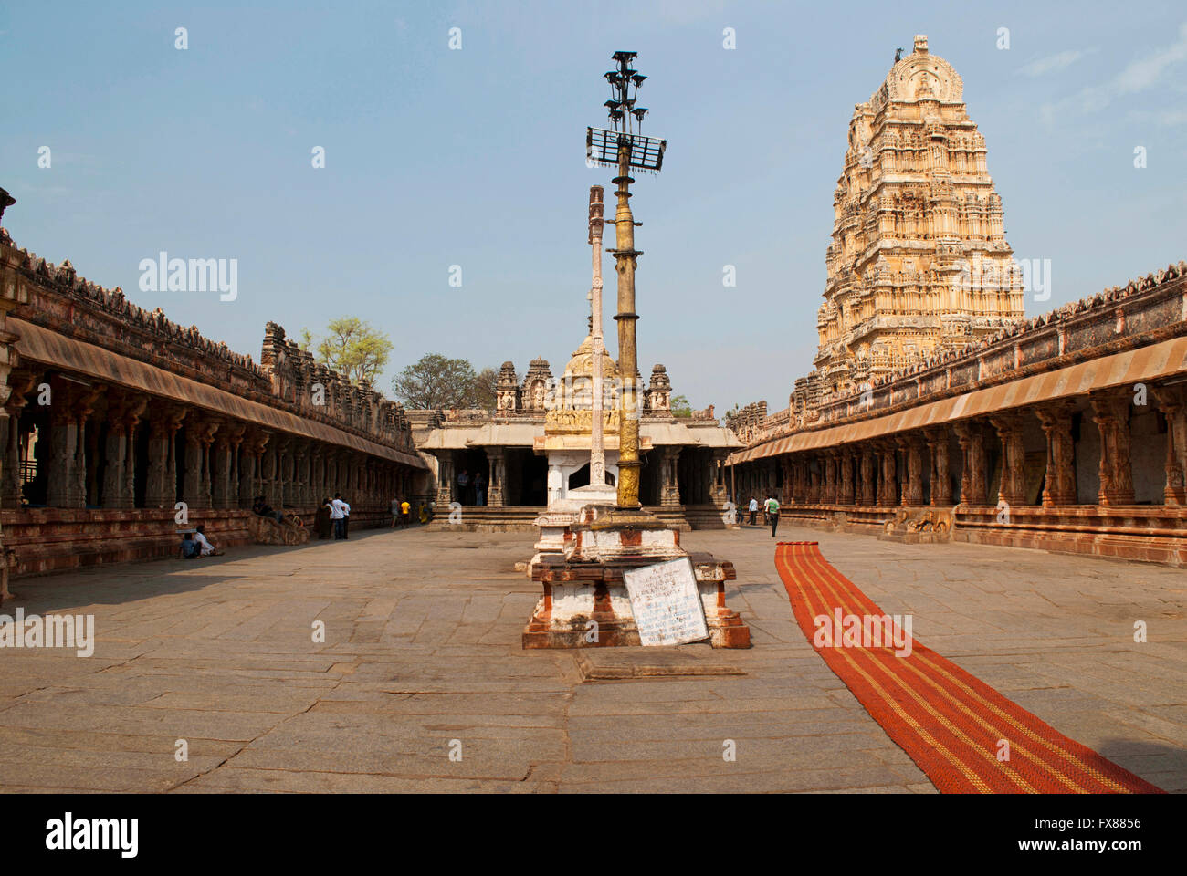 La seconde cour, Temple Virupaksha, Hampi, Karnataka, Inde. Centre sacré. Vue depuis l'Est. Le lampadaire, drapeau poster, N Banque D'Images