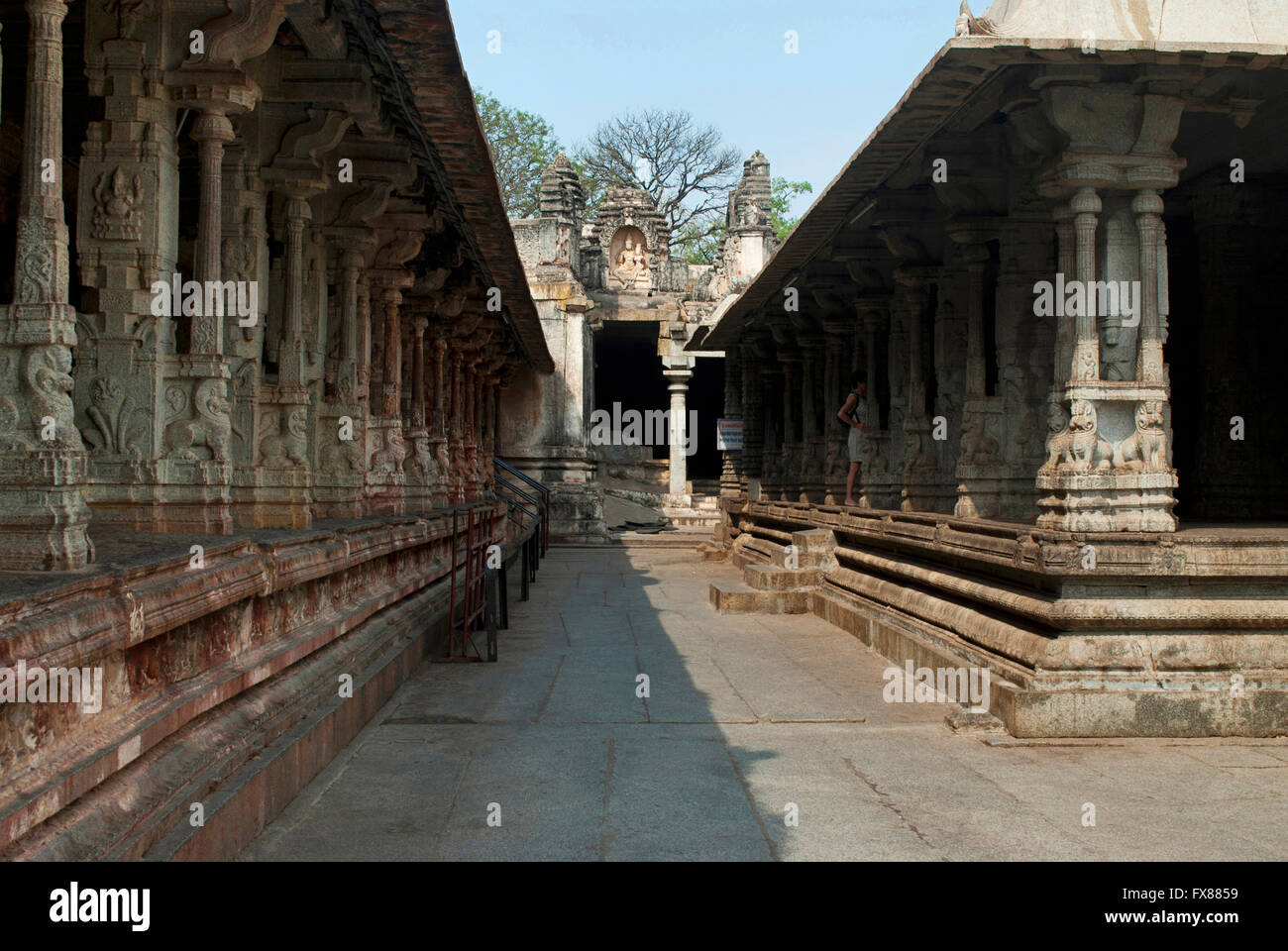 Un couloir entre les piliers des cloîtres et le mandapa Ranga, Temple Virupaksha, Hampi, Karnataka, Inde. Centre sacré. Voir Banque D'Images