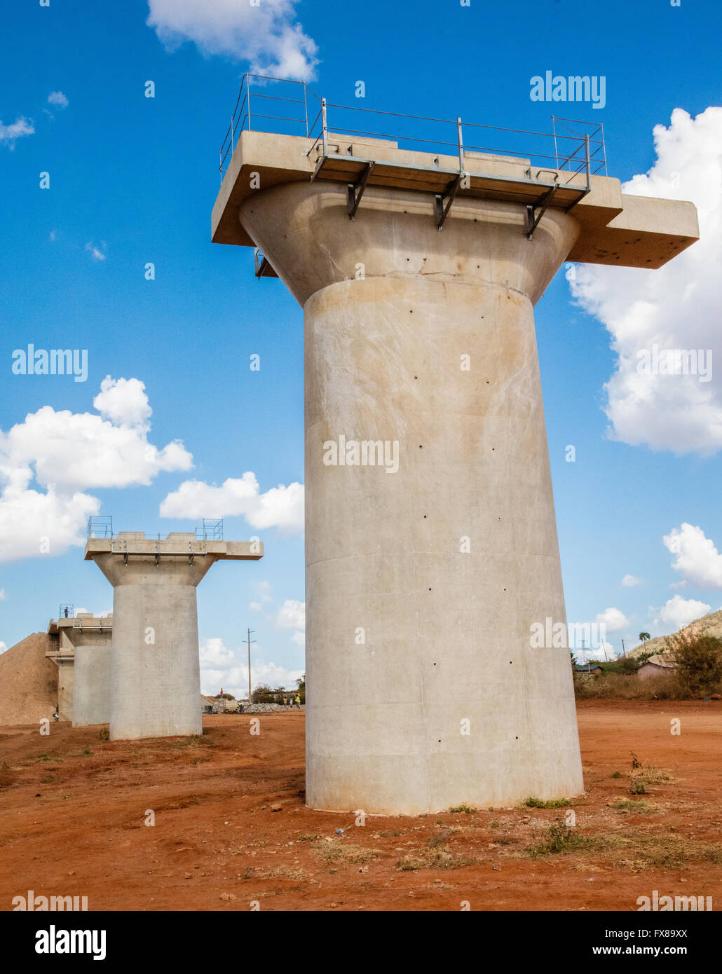 Supports en béton de Chinois financé Nairobi à Mombasa au Kenya Projet de chemin de fer formant des ponts permettant aux animaux de se déplacer librement Banque D'Images