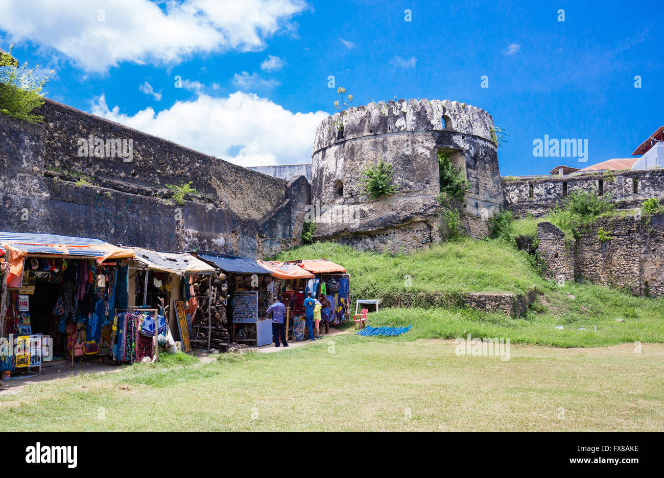 Intérieur de l'ancien fort ou Ngome avec étals de marché Kongwe en Afrique de l'Est de Zanzibar Stone Town Banque D'Images