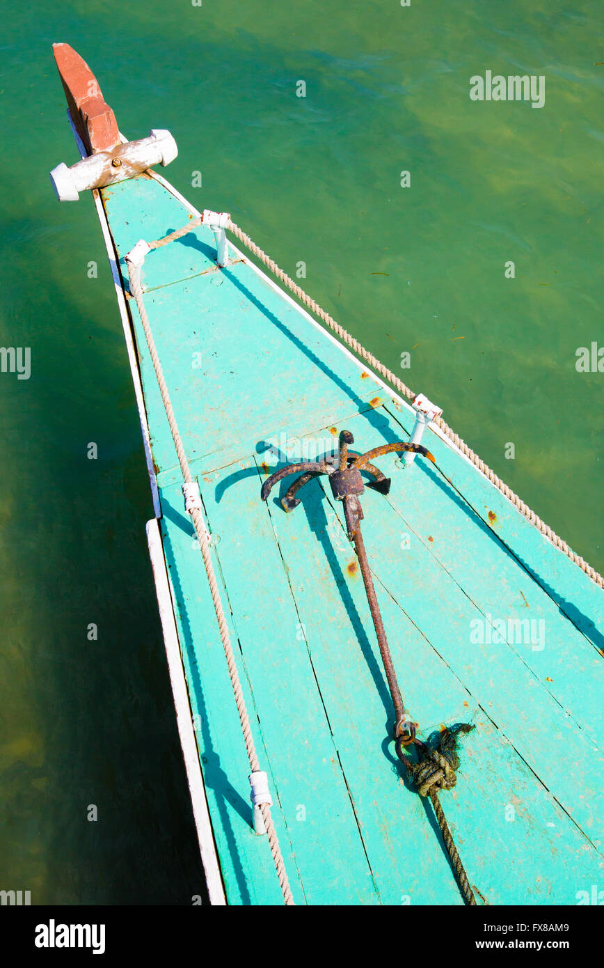 Proue étroite d'un bateau en bois et à l'ancre au large de la côte de Zanzibar dans l'Océan Indien de l'Afrique de l'Est Banque D'Images