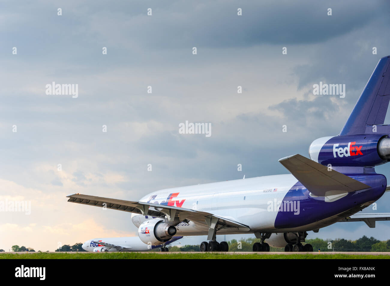 Jets de FedEx Express pour la préparation de décoller à l'Aéroport International de Memphis, le siège mondial de FedEx. USA. Banque D'Images