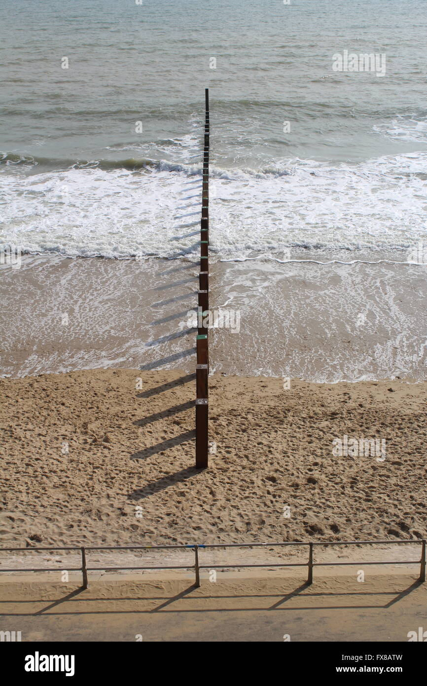 Épis à Southbourne Beach, Dorset, UK Banque D'Images