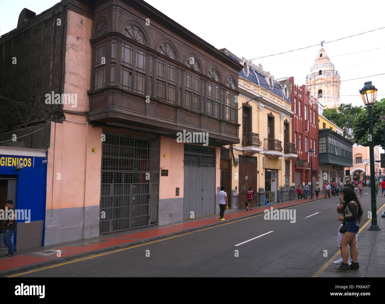 Scène de rue sur la Plaza Mayor de Lima Pérou montrant ancienne en bois balcons coloniaux Banque D'Images