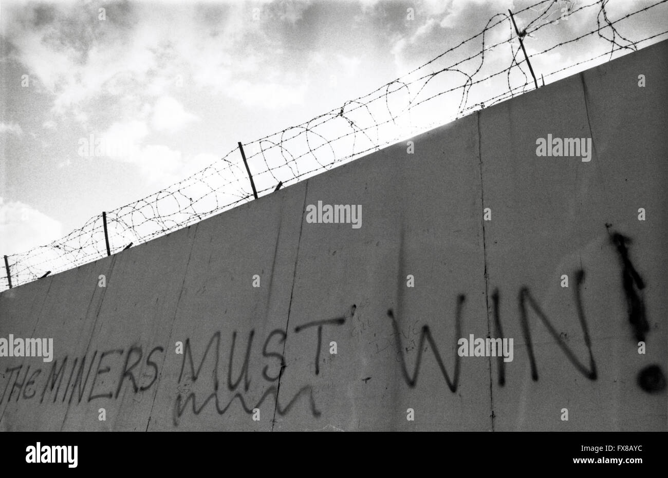 Image d'archive à partir de 1980. Grève des mineurs de la Graffiti 1984 - 1985 'Les mineurs doivent gagner' Newport, Pays de Galles. Banque D'Images