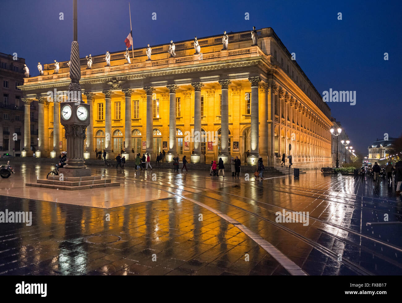 Les gens qui marchent devant le Grand Théâtre de Bordeaux dans la nuit. Bordeaux, Aquitaine, France. Banque D'Images