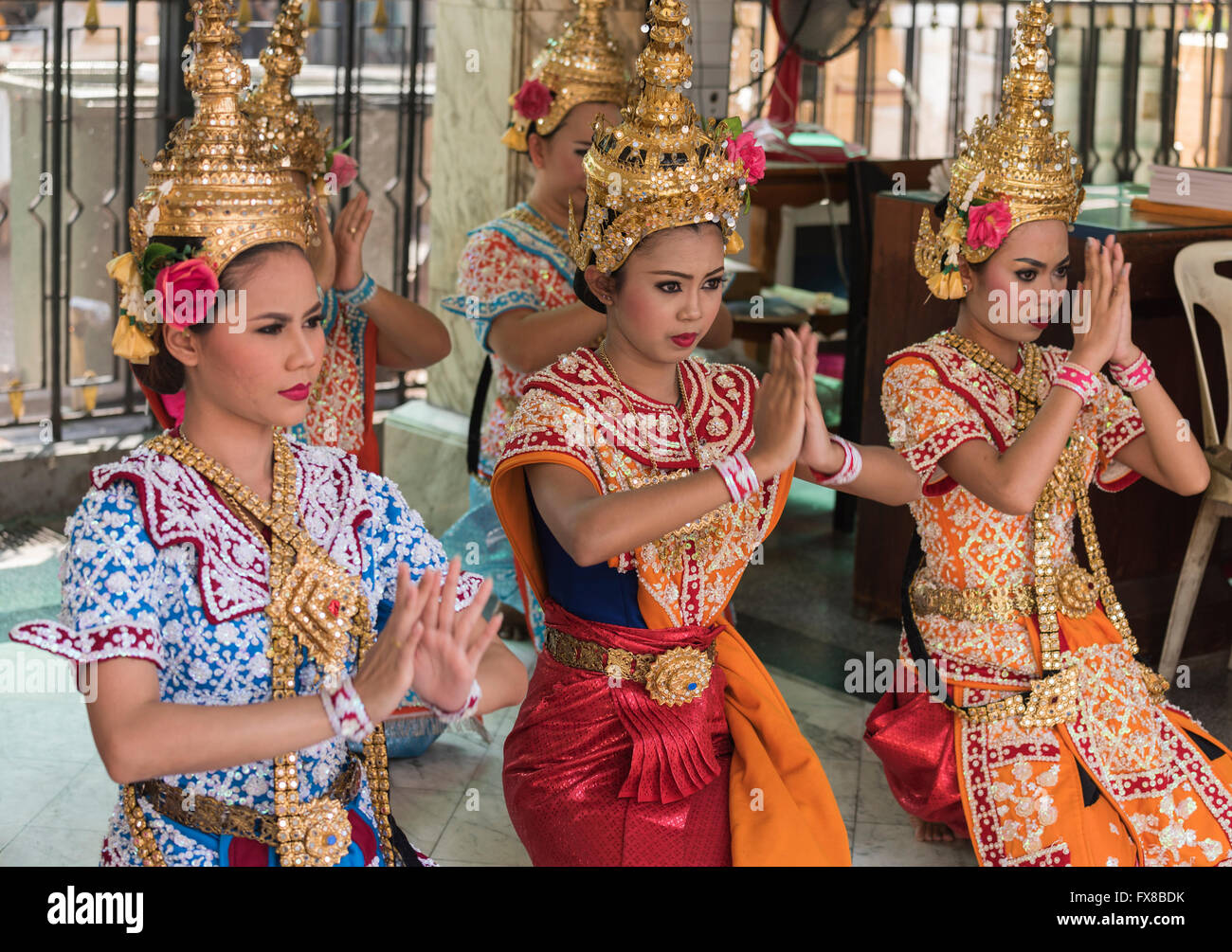 La danse traditionnelle au sanctuaire d'Erawan Bangkok Thaïlande Banque D'Images