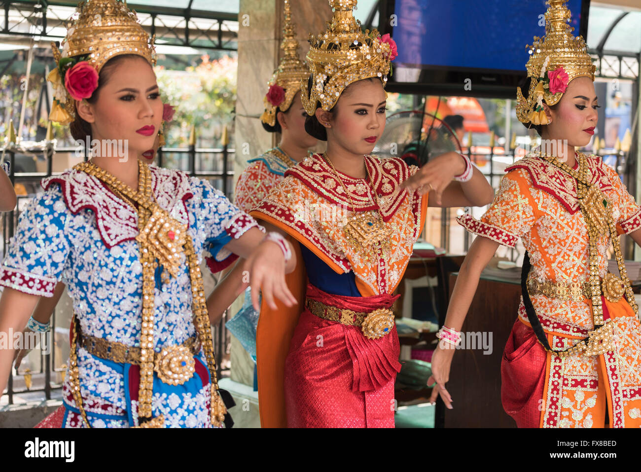 La danse traditionnelle au sanctuaire d'Erawan Bangkok Thaïlande Banque D'Images