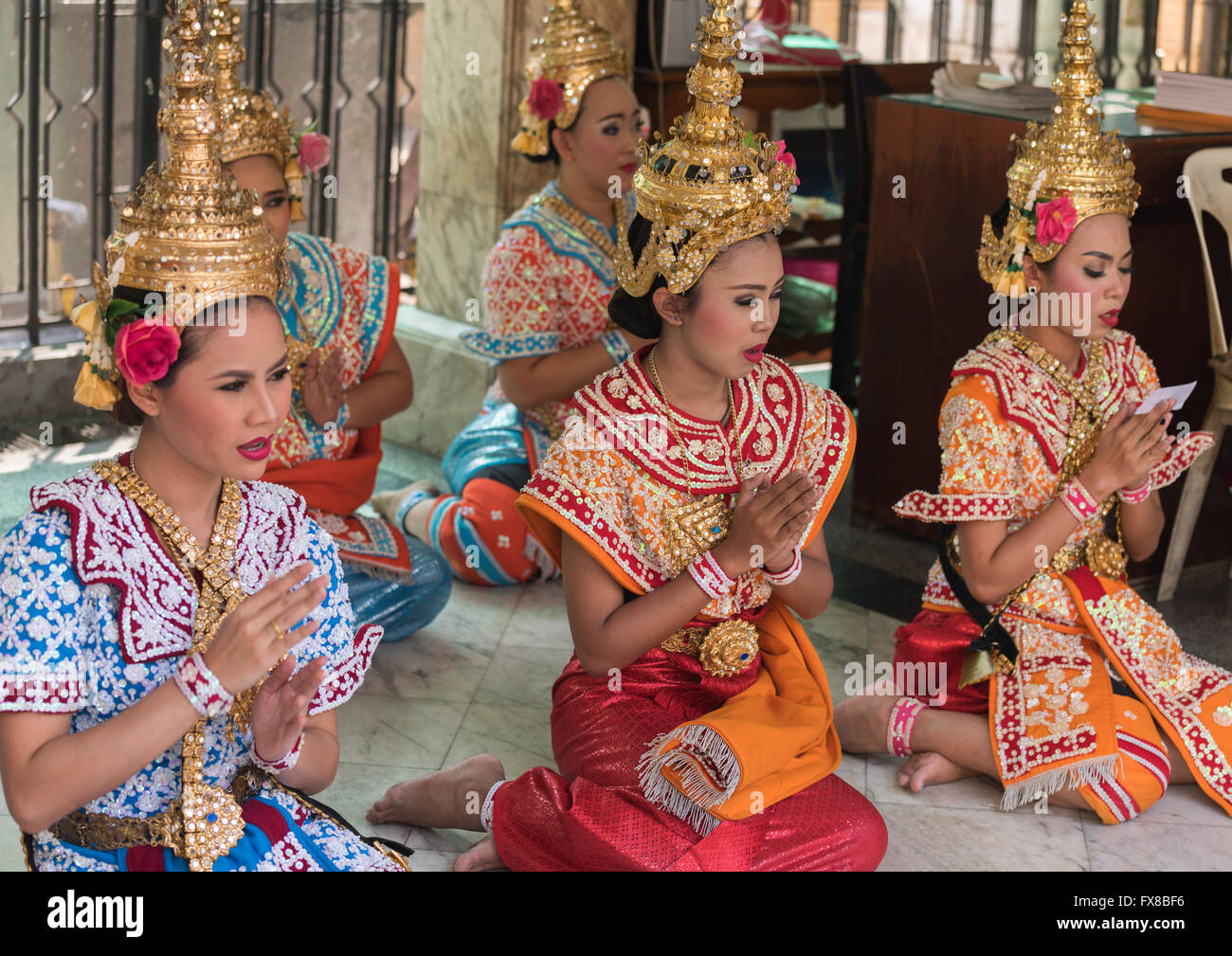 La danse traditionnelle au sanctuaire d'Erawan Bangkok Thaïlande Banque D'Images