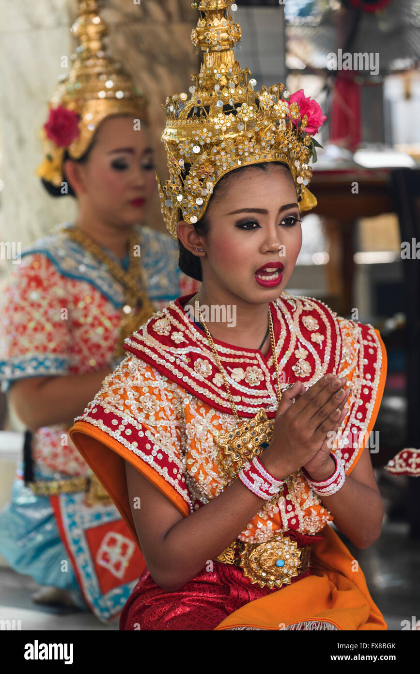 La danse traditionnelle au sanctuaire d'Erawan Bangkok Thaïlande Banque D'Images