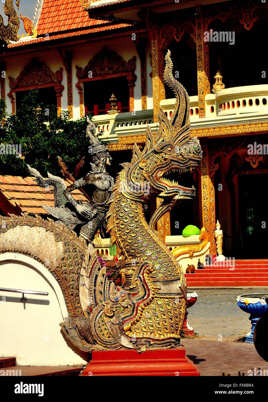 Chiang Mai, Thaïlande : pierre dragon doré Naga au Wat Changkam Wiang Kum Kam dans ancien Village Banque D'Images