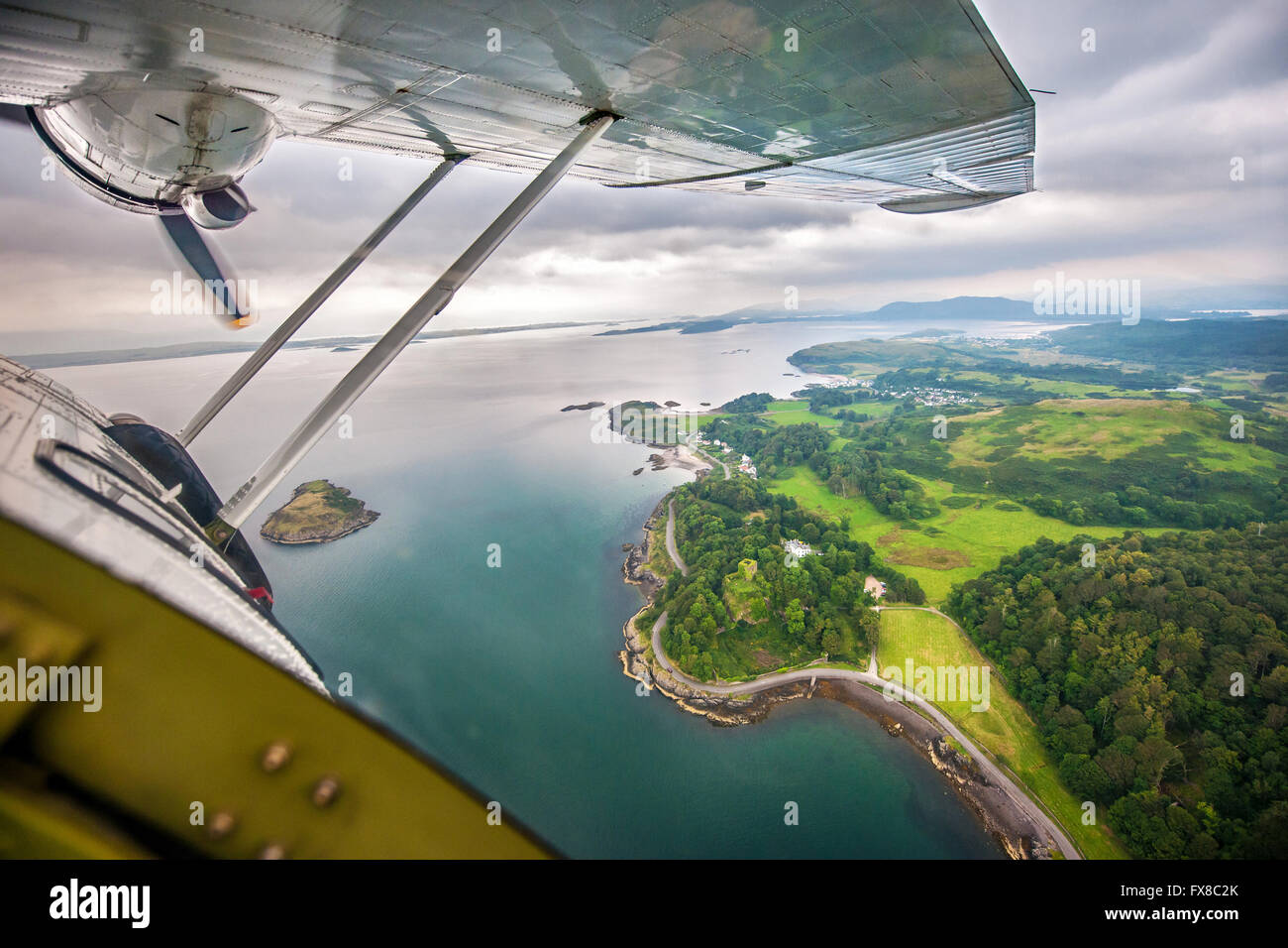 Vue aérienne du château de Dunollie Consolidated Catalina Flying Boat, la baie d'Oban, Argyll Banque D'Images