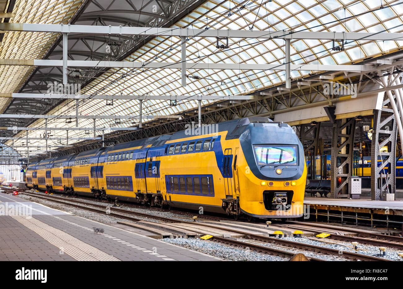 Train à Amsterdam Centraal Station Banque D'Images