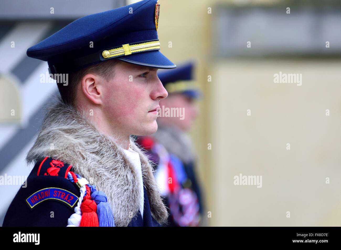 Prague, République tchèque. La garde du château de Prague (Hradní stráž) sur le droit par une entrée au château complexe. En uniforme d'hiver Banque D'Images