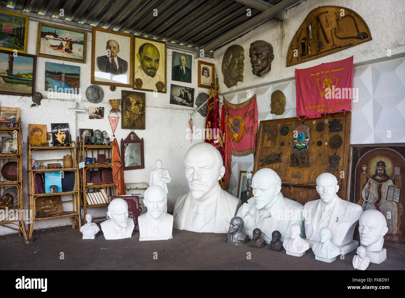 Statues de Lénine s'asseoir sur l'affichage à un musée privé à Kiev Banque D'Images