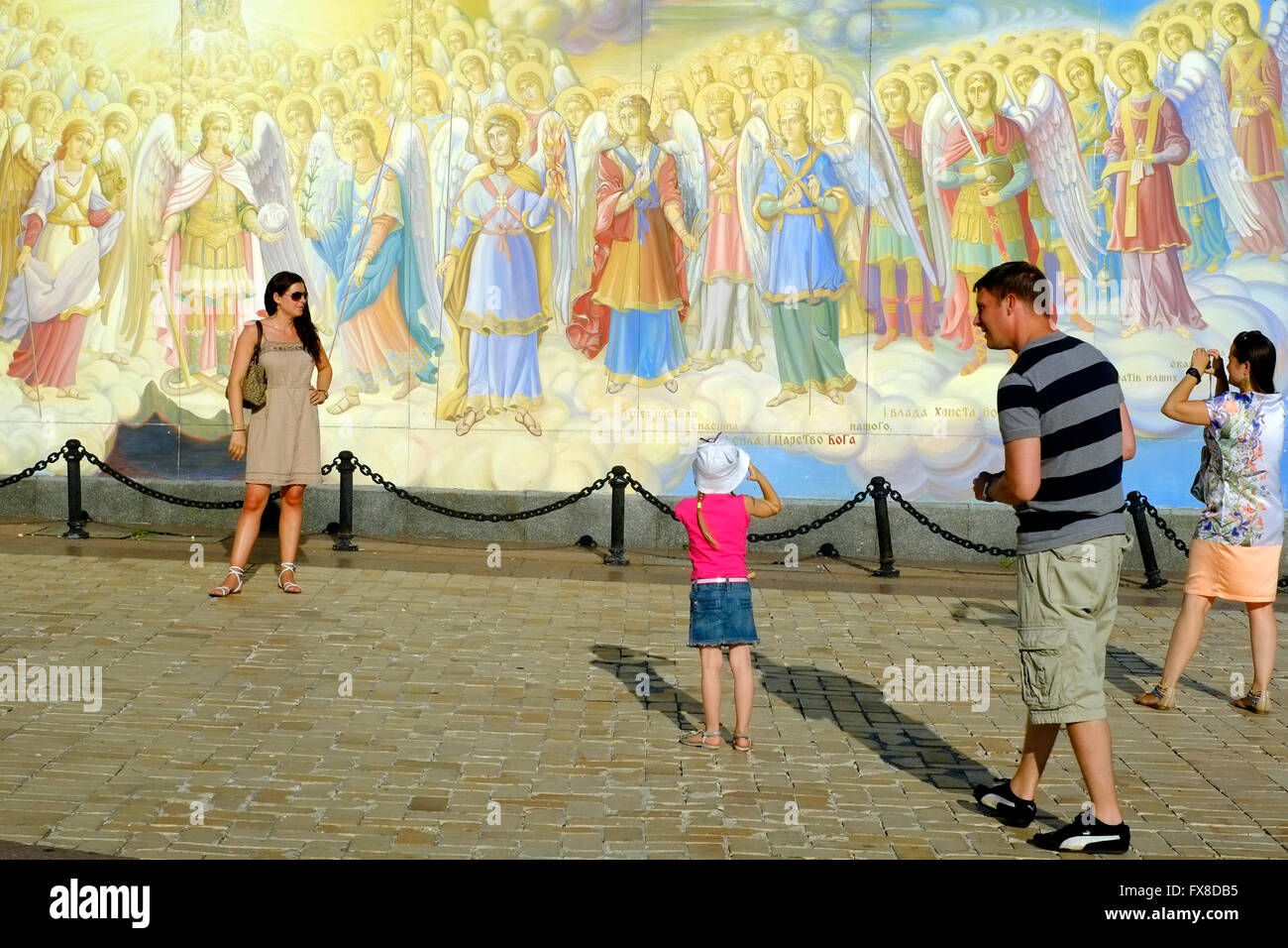 Touristes prennent des photos à l'extérieur d'une peinture murale à l'entrée de la cathédrale de Mikhaïlovski à Kiev Banque D'Images