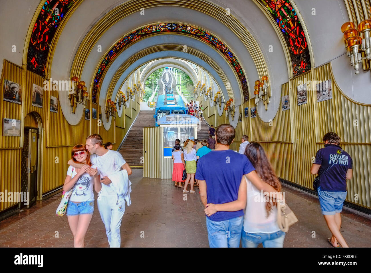 Des couples visitez le funiculaire de Kiev jusqu'Volodymyrska Hill depuis le port de Podol district à la partie supérieure de la capitale. Banque D'Images