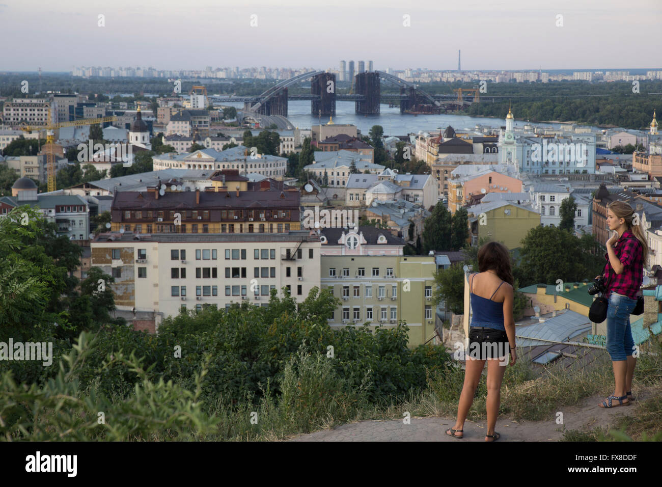 Deux femmes prennent dans la vue de Kiev à partir d'une colline sur la rive droite du fleuve Dniepr. Banque D'Images