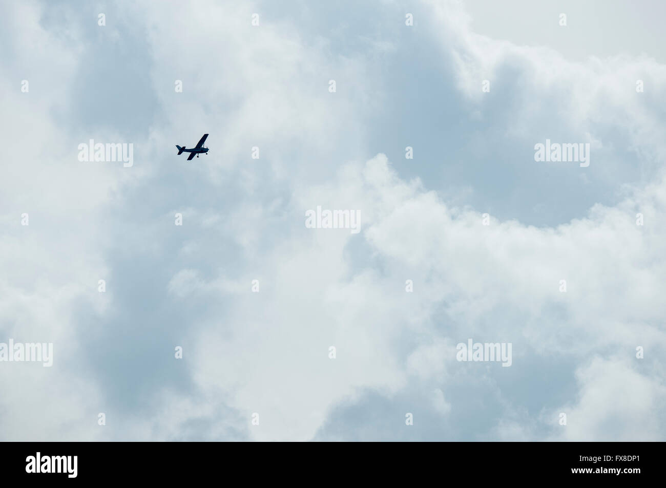 Smal prop avion contre nuageux ciel collect Banque D'Images