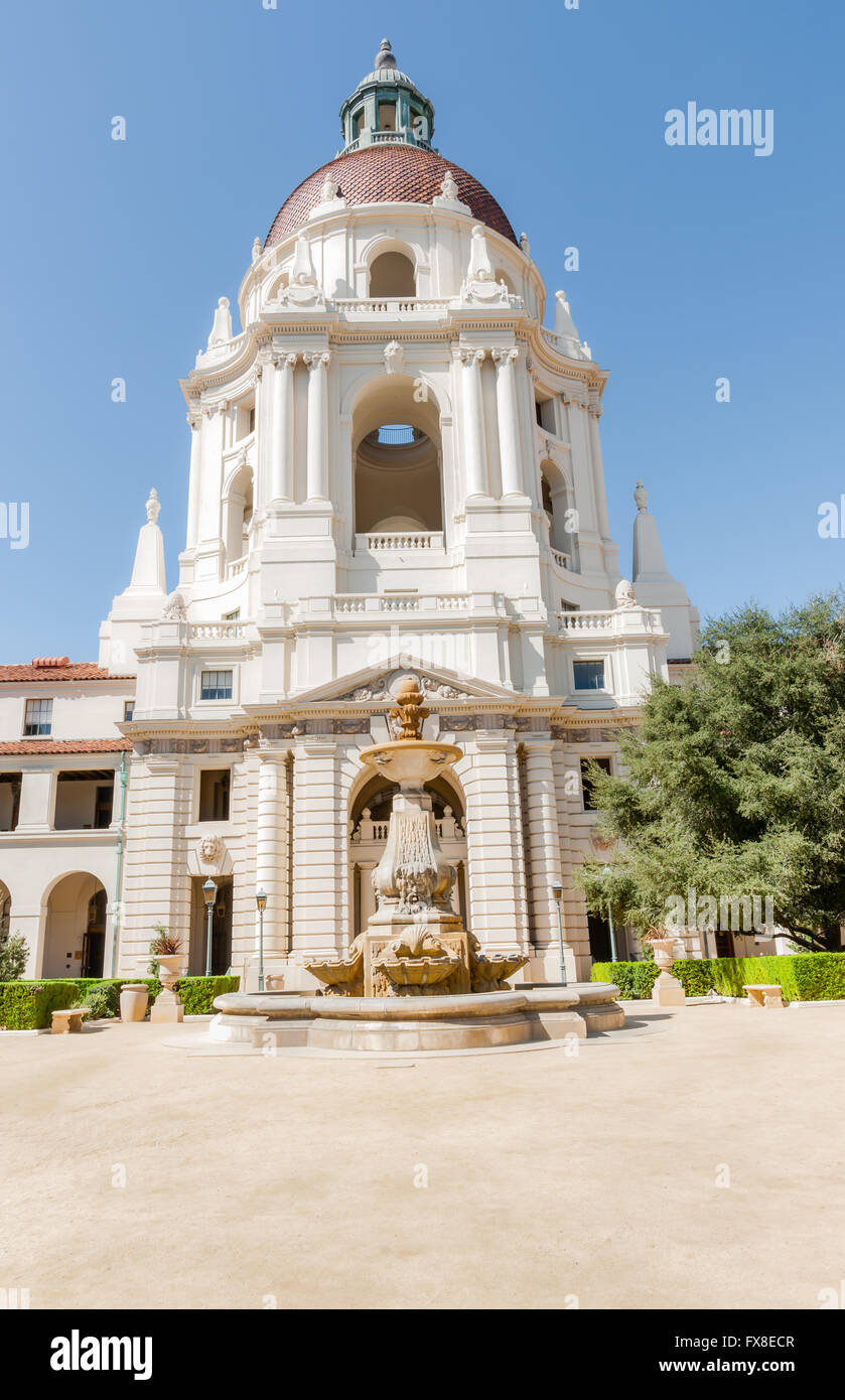Dans l'Hôtel de Ville de Pasadena et Renaissance méditerranéenne styles colonial revival espagnol courtyars avec sa fontaine et la tour principale d'un dôme Banque D'Images