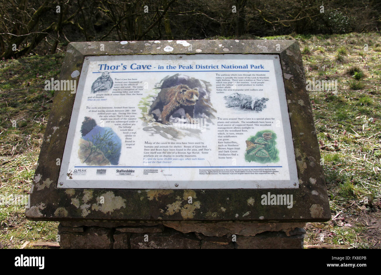 Thors Cave Information Board dans le Staffordshire Parc national de Peak District Banque D'Images