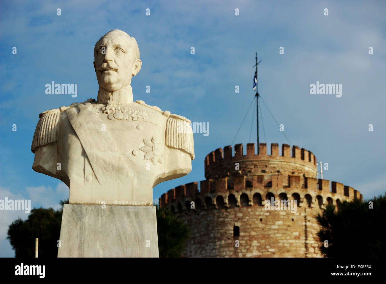 L'amiral grec N.Votsis monument et monument de la Tour Blanche en arrière-plan. La promenade de Thessalonique, Grèce. Banque D'Images