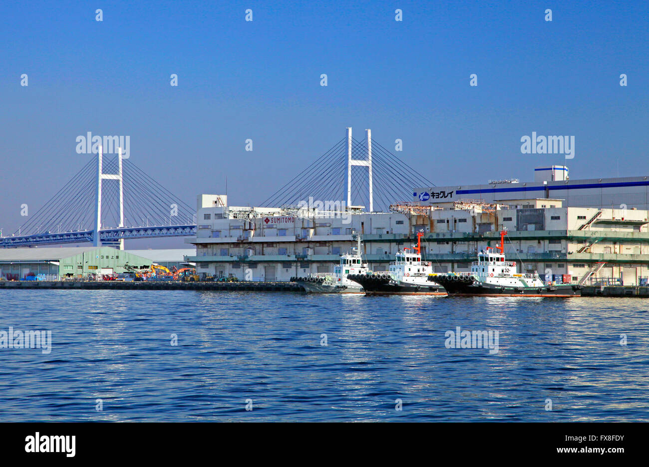Les remorqueurs et le pont de la Baie de Yokohama Yokohama Port Banque D'Images