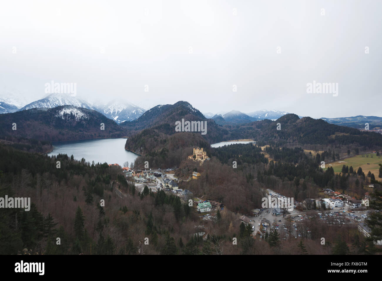Vue sur le Château de Hohenschwangau en montagne Alpes à l'heure d'hiver Banque D'Images