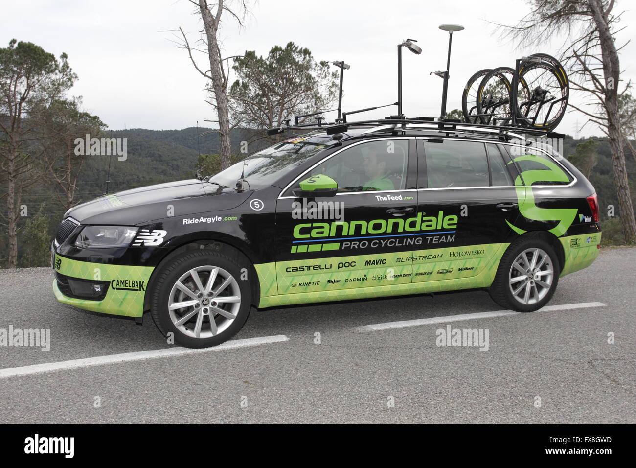 Soutien de l'équipe Cannondale en voiture le Tour de Catalogne 2016 près de Gérone, Espagne Banque D'Images