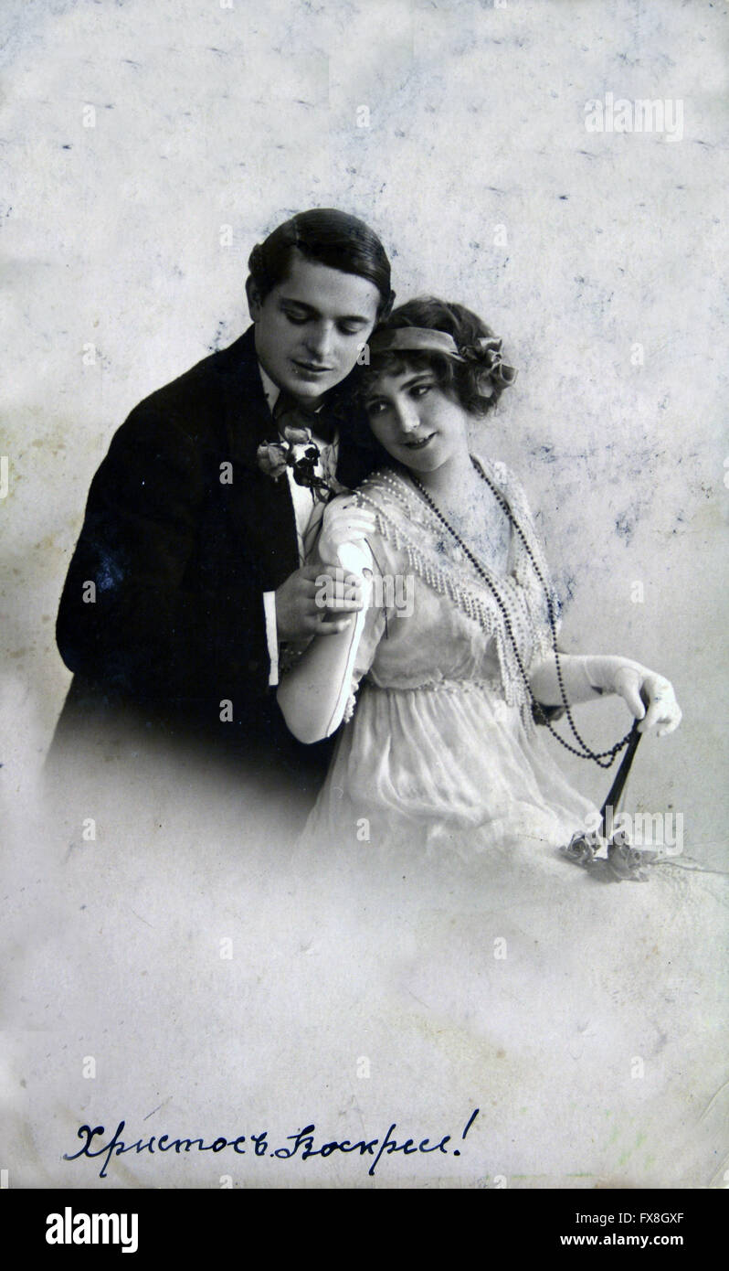Carte postale imprimée en Russie montre l'homme épouse les épaules d'une femme qui est la tenue des fleurs, 1913 Banque D'Images