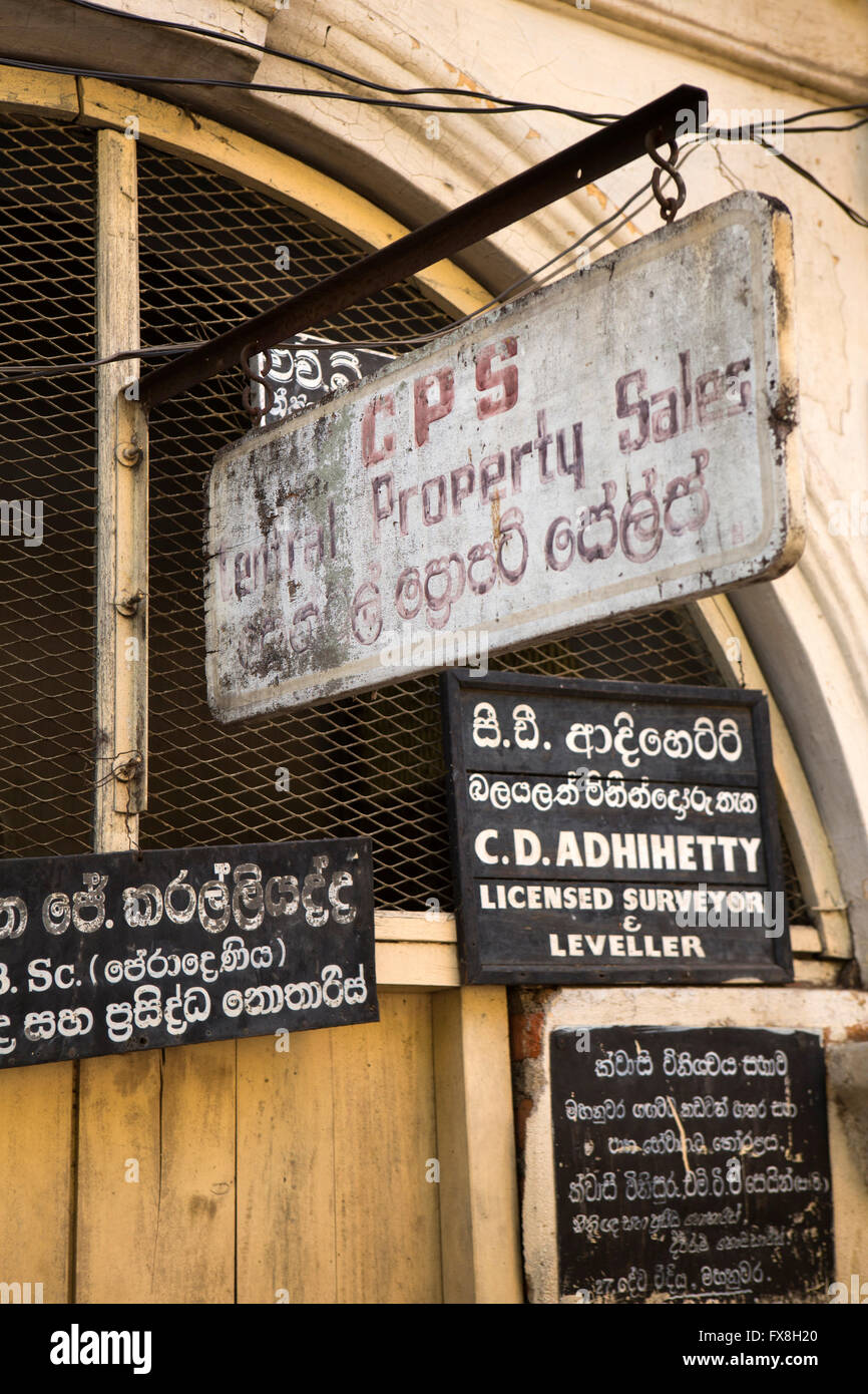 Sri Lanka, Kandy, Deva Vidiya, avocats bureaux avec des signes en cingalais et en anglais Banque D'Images