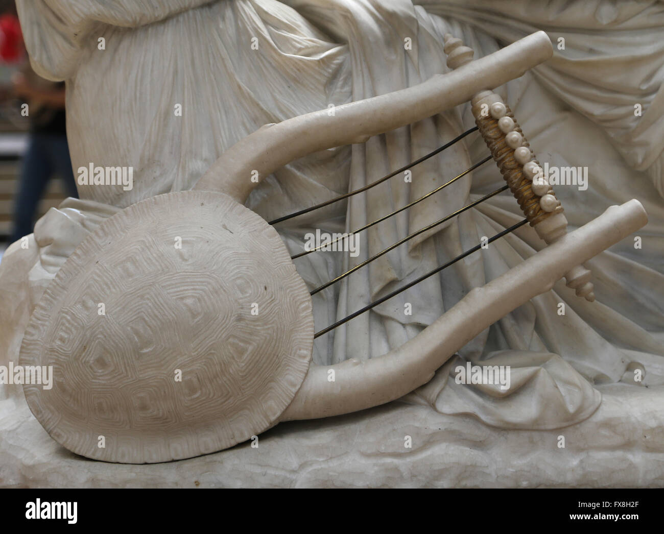 La poétesse Sappho, 1852. Statue en marbre de James Pradier (1790-1852). Détail de lyre. Musée d'Orsay. Paris. La France. Banque D'Images