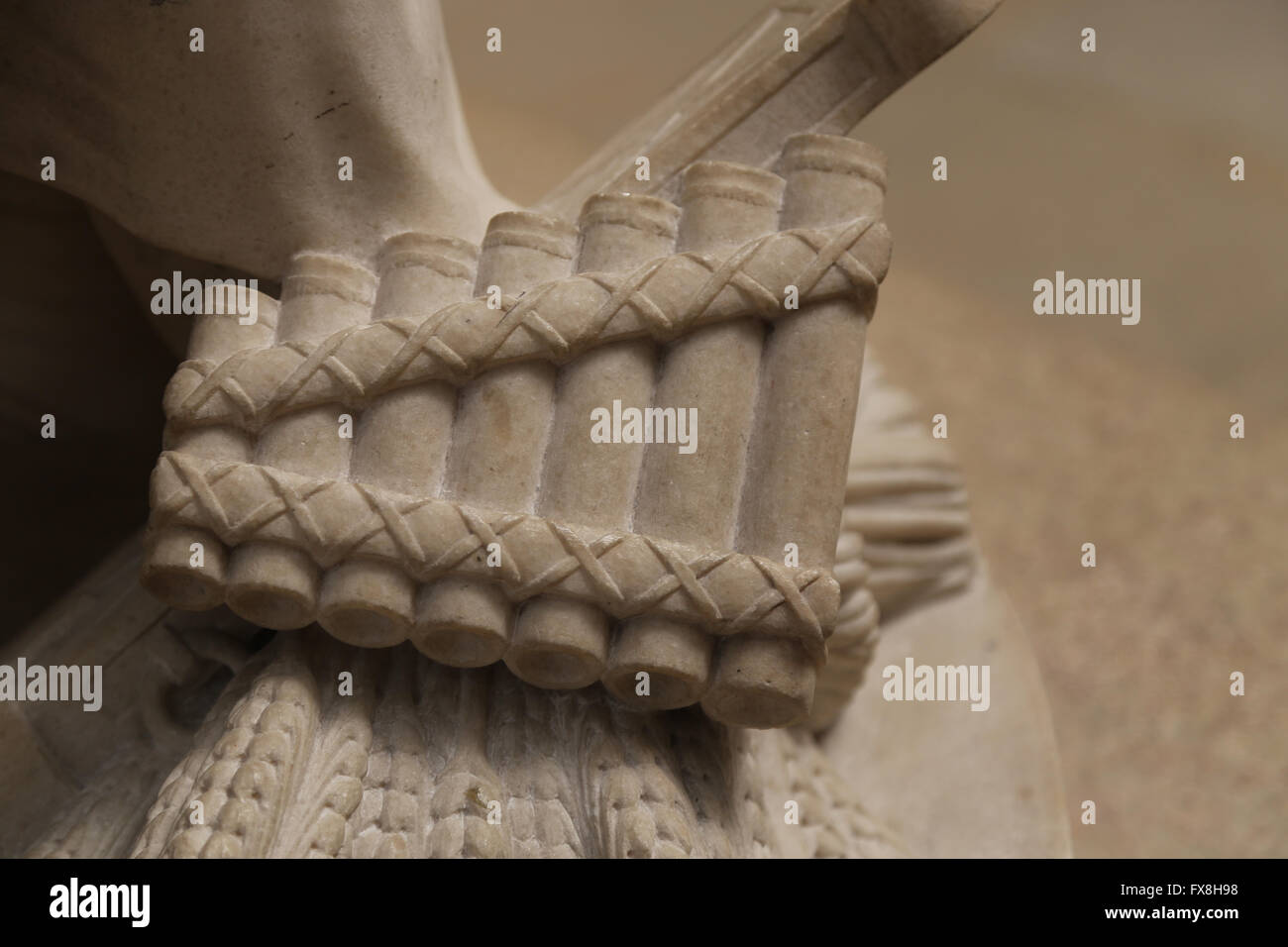 L'époque classique. Flûte de Pan, instrument de musique. Détail. Statue. Musée d'Orsay. La France. Banque D'Images