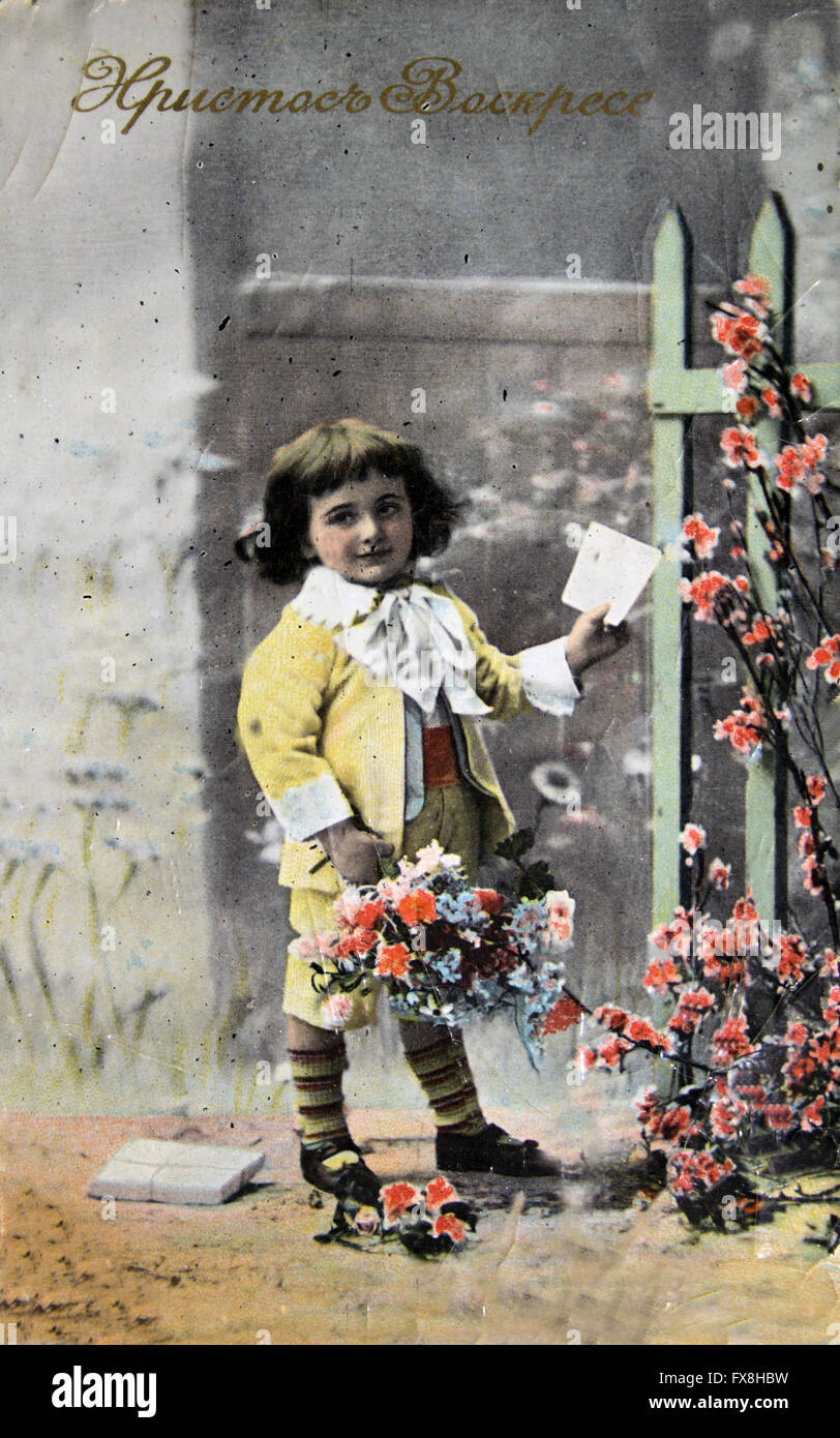 Carte postale imprimée en Russie montre signé le Christ est ressuscité !, montre garçon avec carte de vœux, vers 1912 Banque D'Images