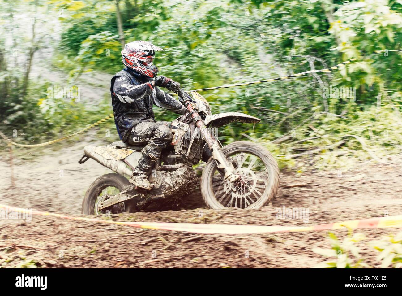 Motobiker Enduro dans la boue Banque D'Images