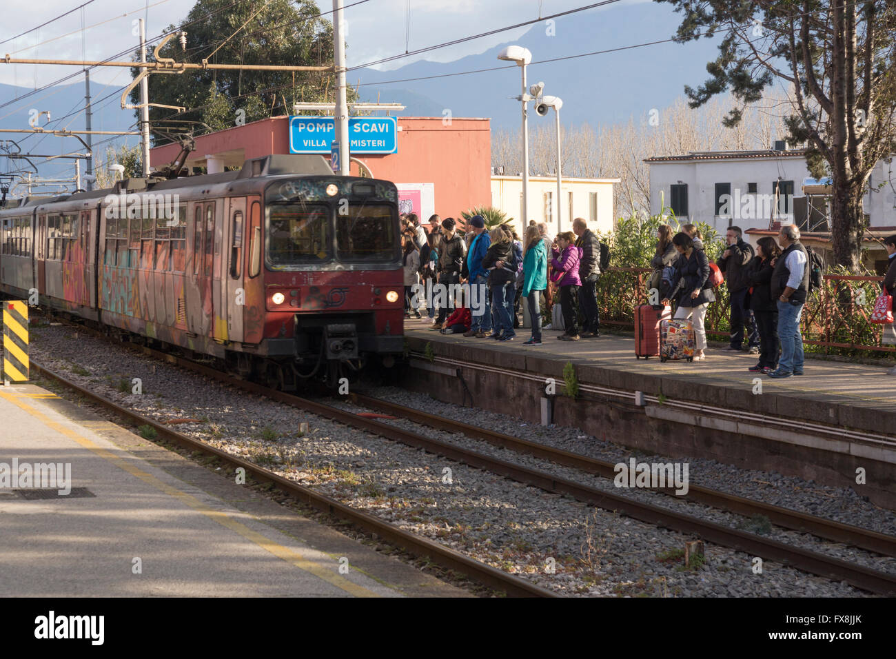 Passagers attendant le train de Sorrente à Naples sur la ligne Circumvesuviana à la gare de