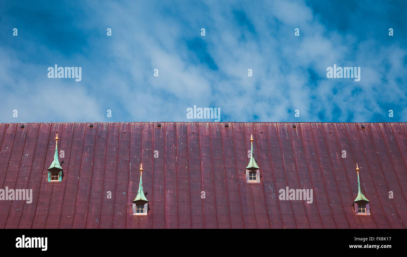 Garret rouge avec fenêtre de toit et la cheminée, Riga, Lettonie Banque D'Images
