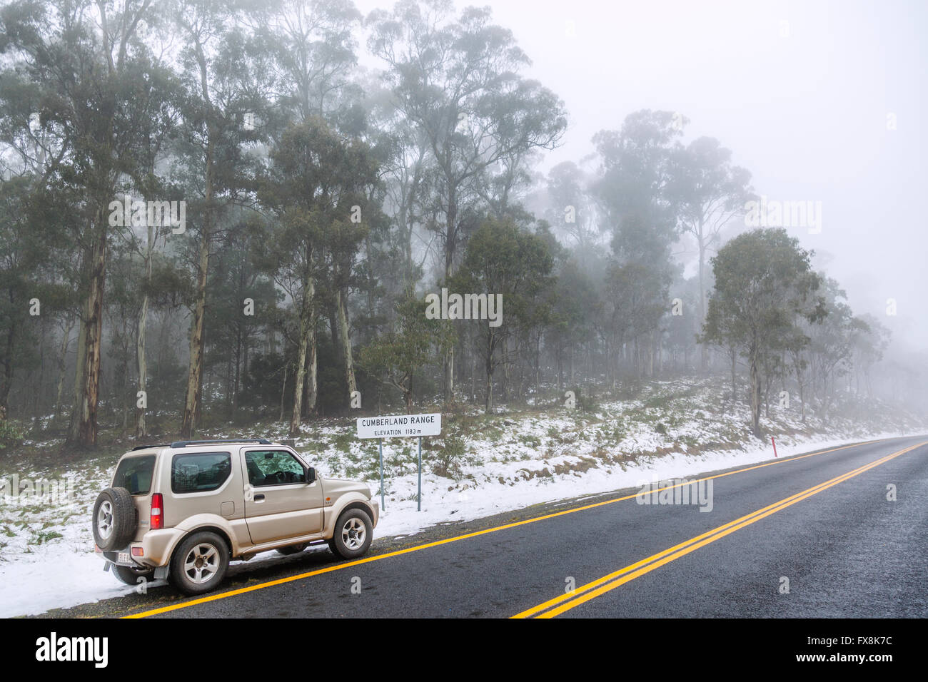 L'Australie, Nouvelle Galles du Sud, le Parc National de Kosciusko, compte tenu de l'hiver les montagnes enneigées de la route à 1183 mètres Gamme Cumberland Banque D'Images