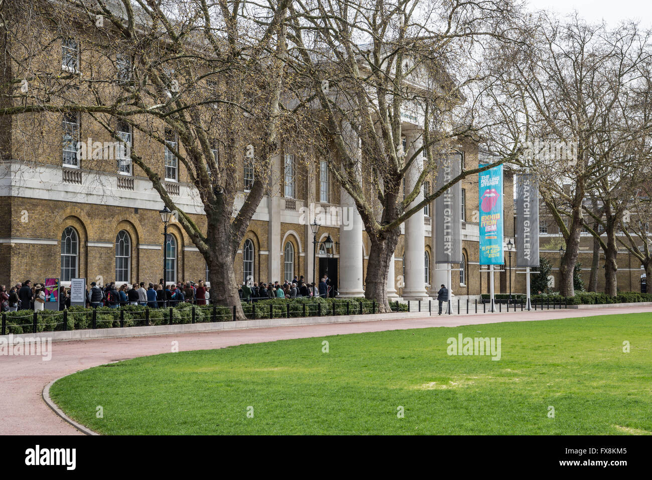 Les visiteurs qui entrent dans les Rolling Stones exposition à la Saatchi Gallery, Londres Banque D'Images