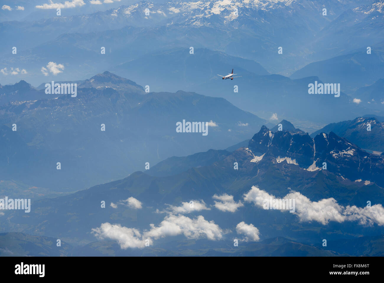 Avion en vol sur les Alpes mountain Banque D'Images