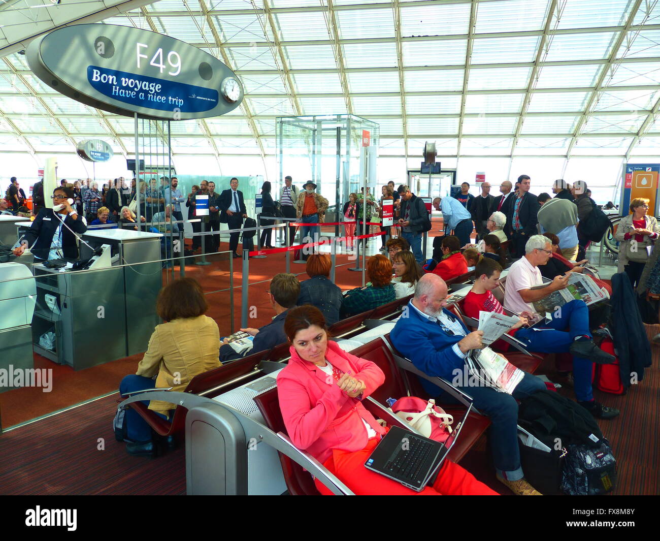 Les passagers à l'aéroport international Charles de Gaulle attendre vol Banque D'Images