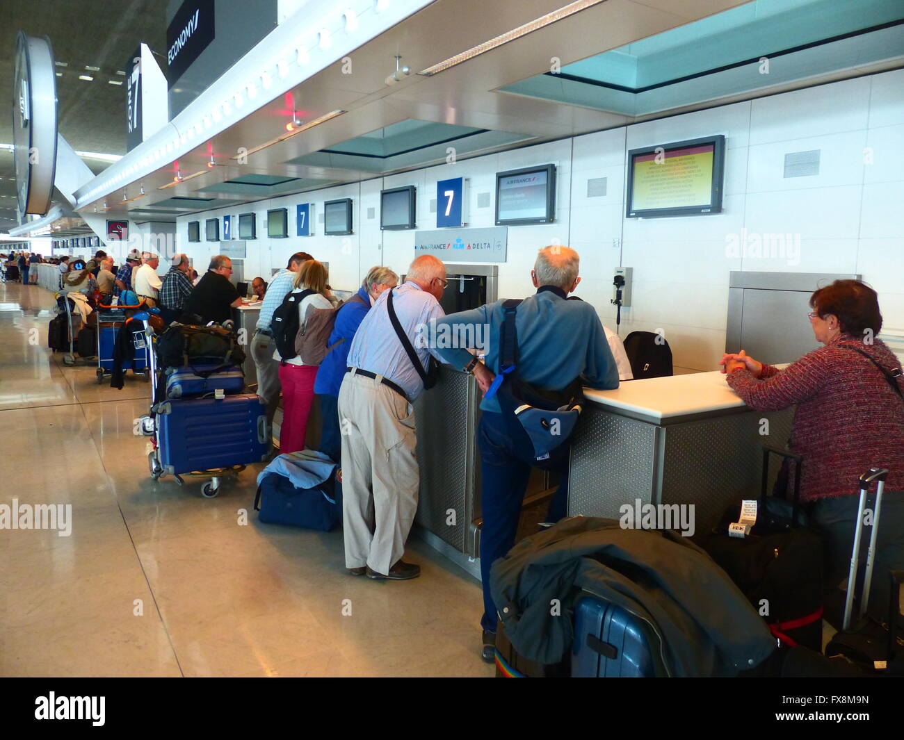 Les passagers à l'aéroport international Charles de Gaulle attendre de recevoir des adaptations en raison de la grève d'Air France Banque D'Images