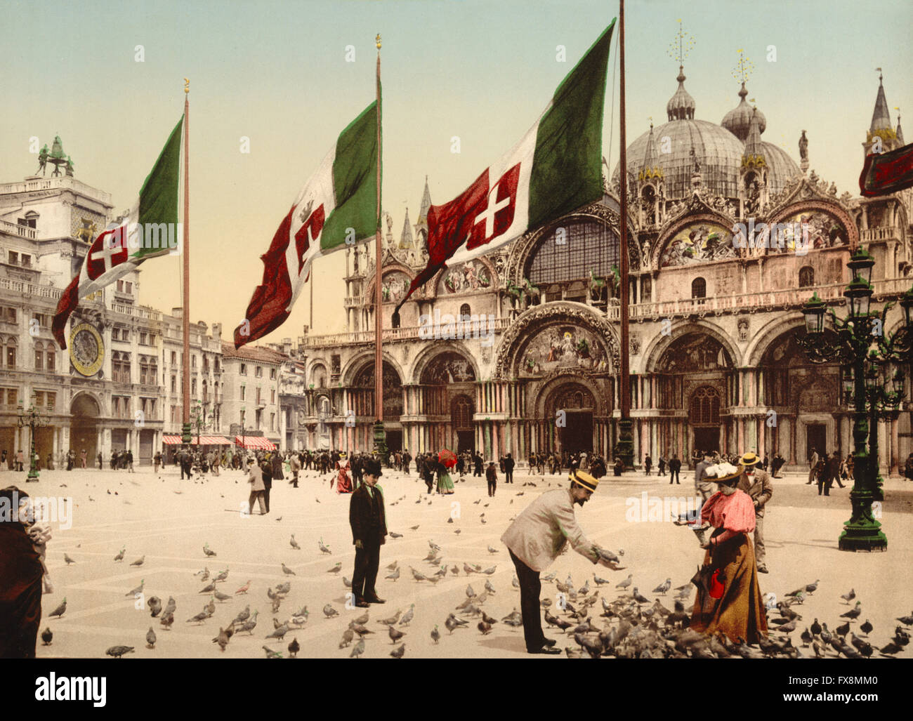 L'alimentation des gens, les pigeons de la Place Saint Marc, Venise, Italie, impression Photochrome, vers 1900 Banque D'Images