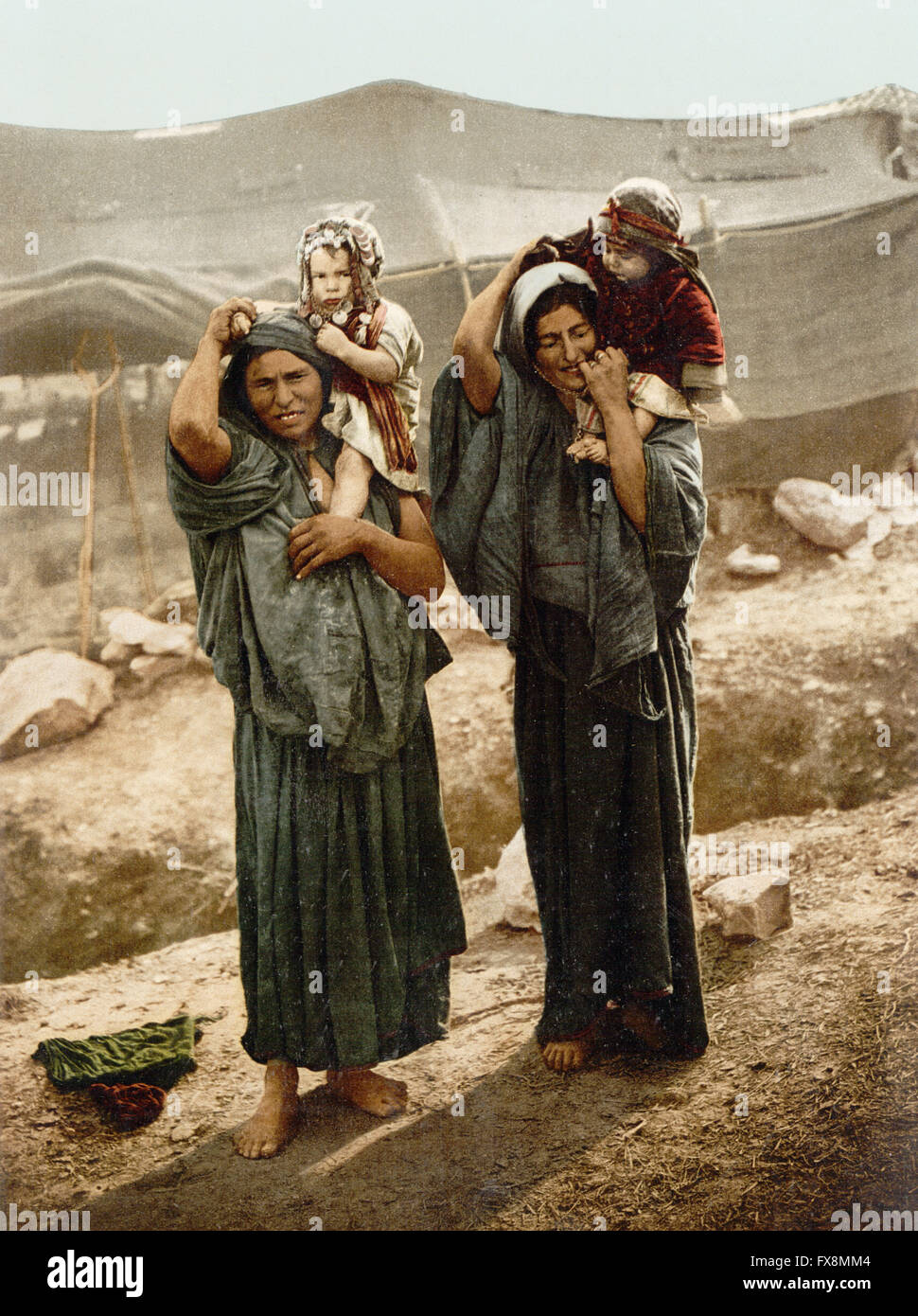 Les bédouins et les enfants à l'extérieur tente, Terre Sainte, impression Photochrome, vers 1900 Banque D'Images