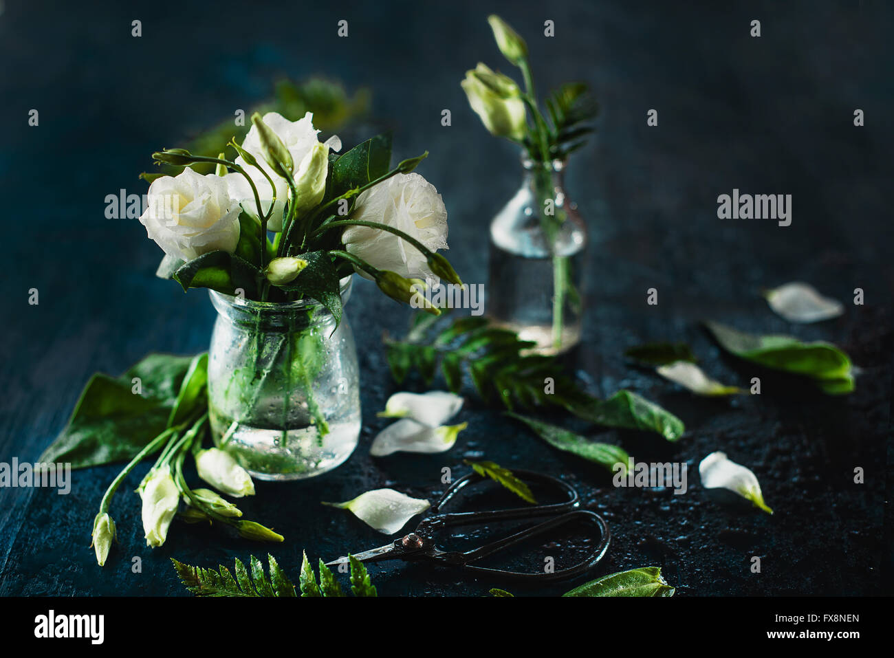 Eustoma dans un bocal en verre Banque D'Images