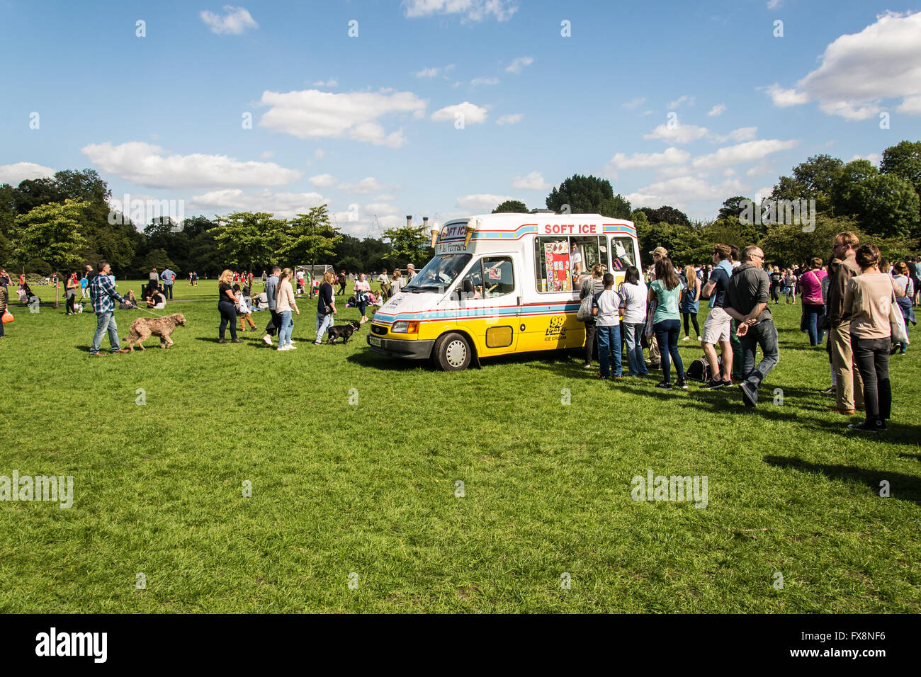 Attente des gens en face d'un ice cream van dans le parc royal de Battersea, Londres, UK Banque D'Images