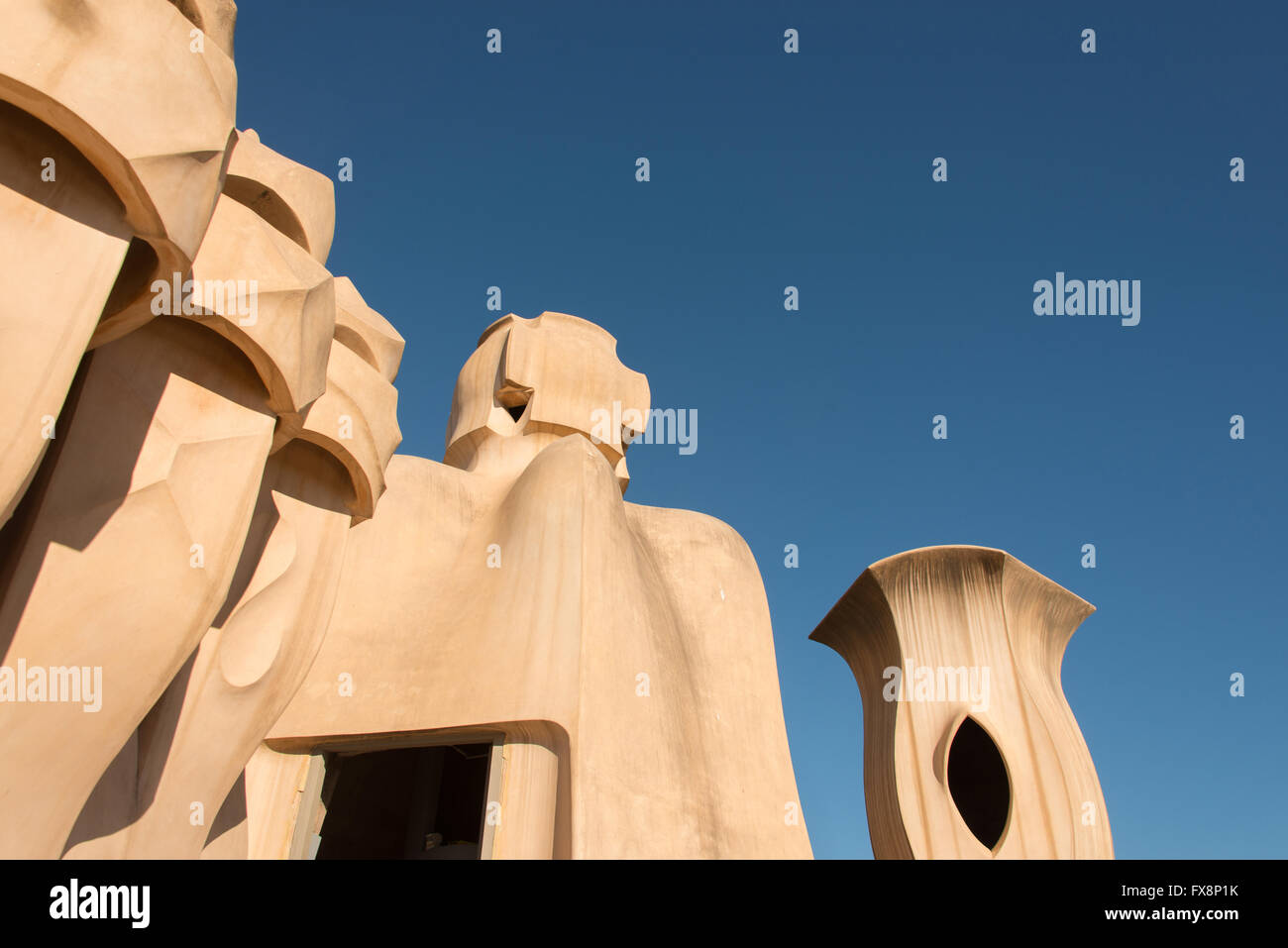 Sculptures artistiques sur le toit de la Pedrera, également connue sous le nom de Casa Milà, dessinées par Antoni Gaudí à Barcelone, Espagne. Célèbre monument architectural Banque D'Images