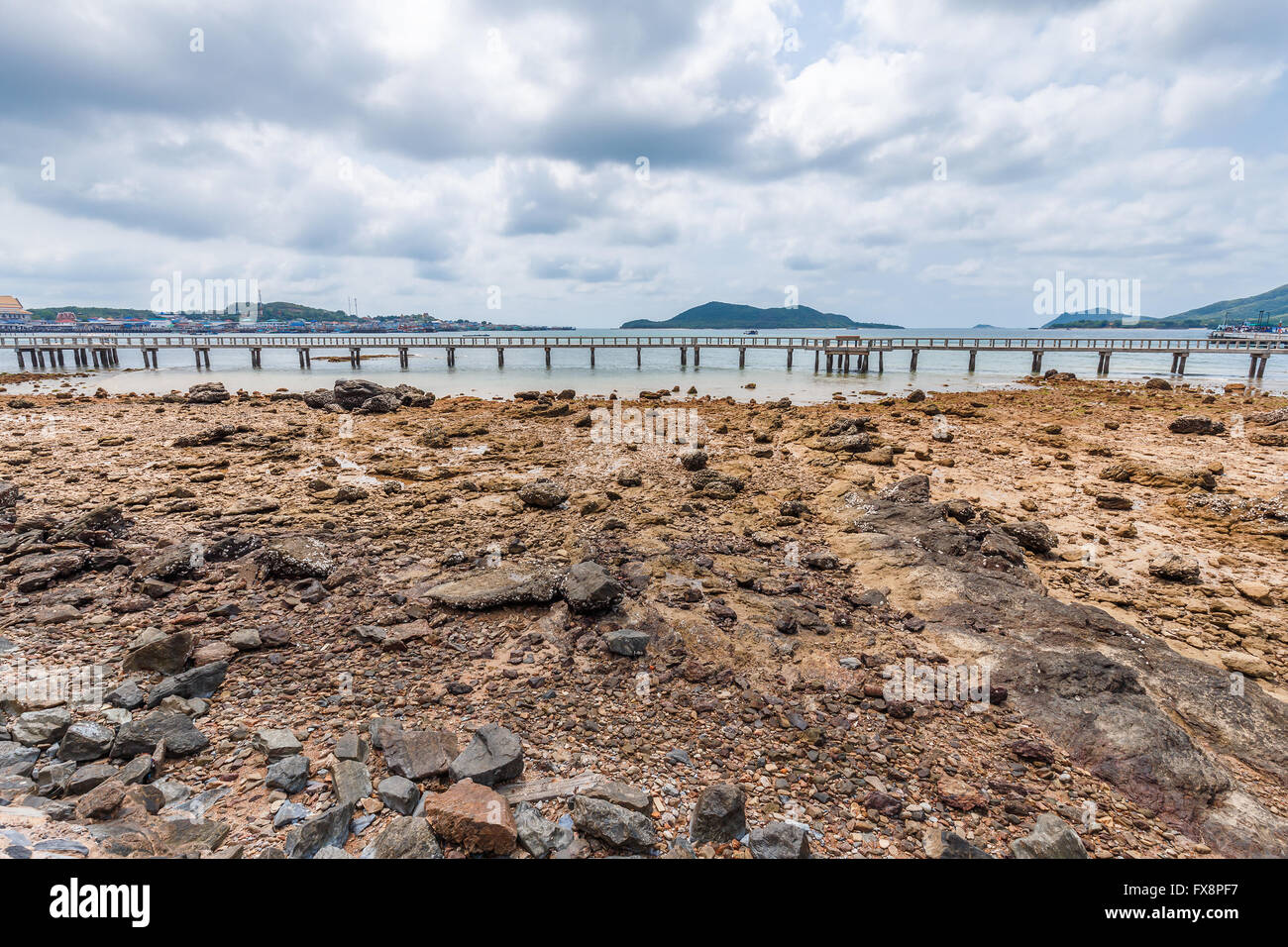 Plage sèche et long pont avec ciel nuageux dans Suttahip de Chonburi, Thaïlande. Banque D'Images